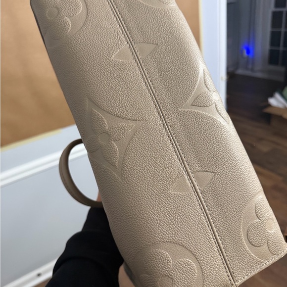 Louis Vuitton On-The-Go MM Embossed Tote Turtledove - Picture 8 of 8